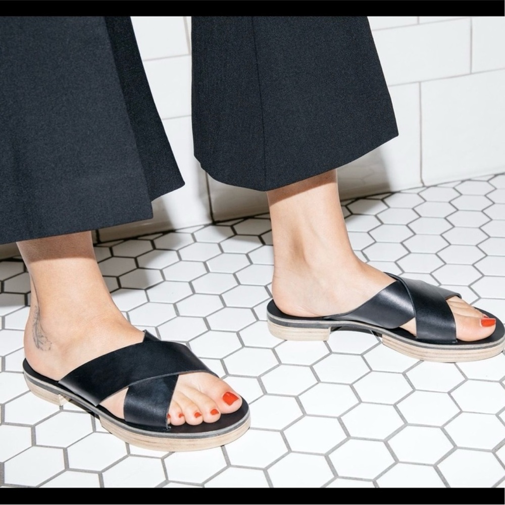 NWT Freda Salvador Black Criss Cross Flatform Sandal